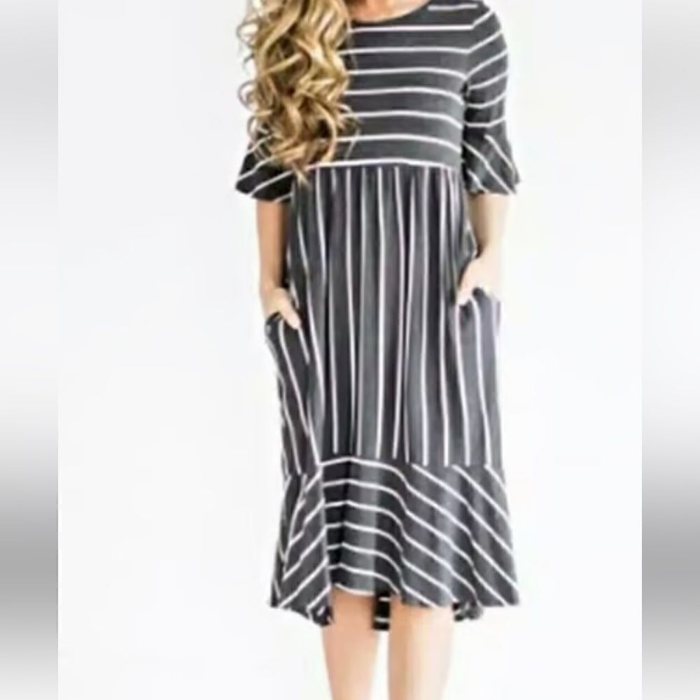Emily Co. Heather Gray and white pull over dress with pockets. Size M